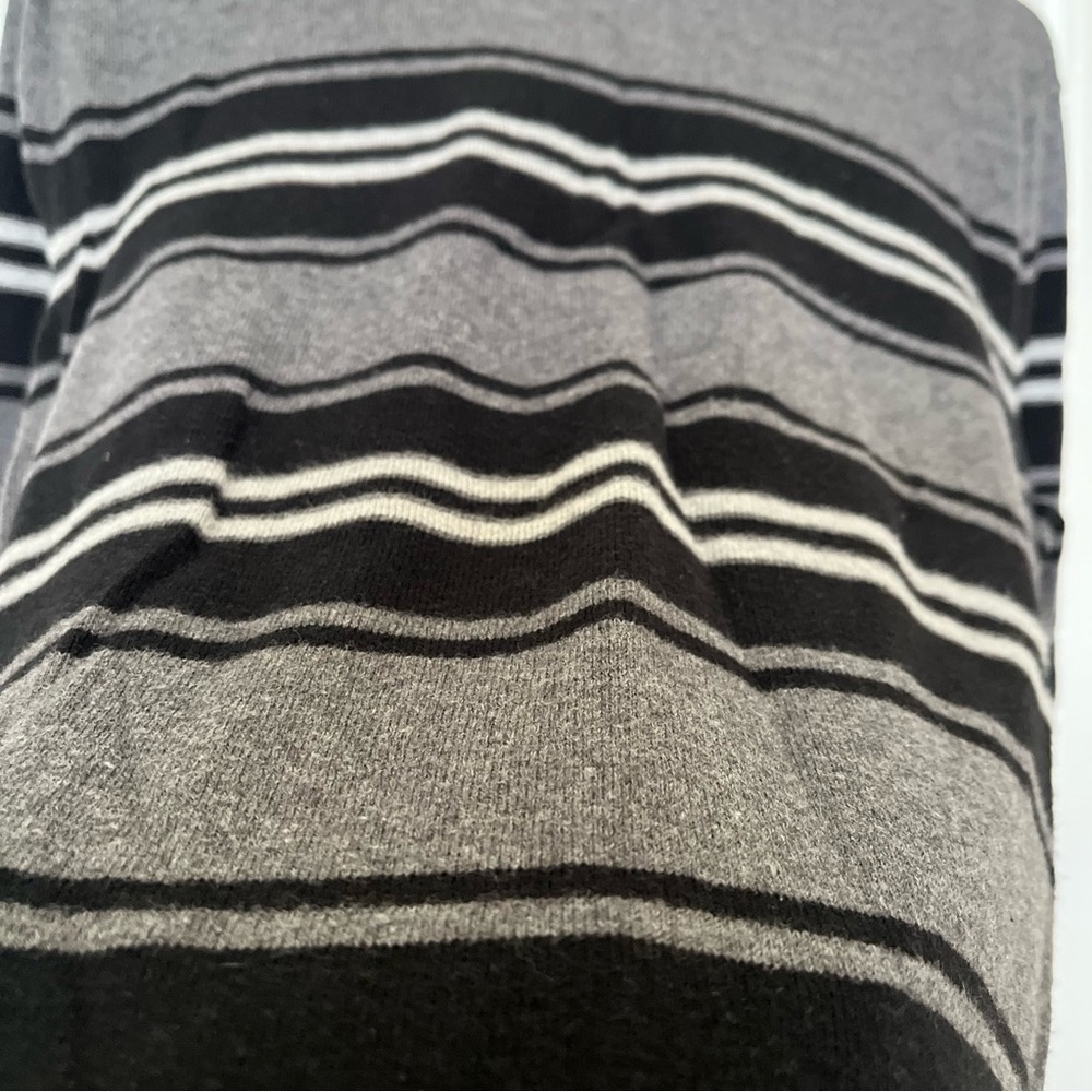 Banana Republic crew neck sweater - Picture 2 of 3